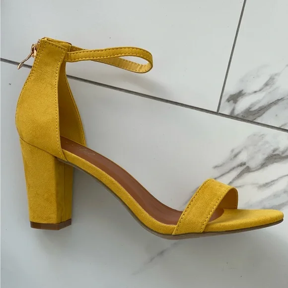 Shoe Lot 10 pairs of shoes. Size 10 - Picture 11 of 11